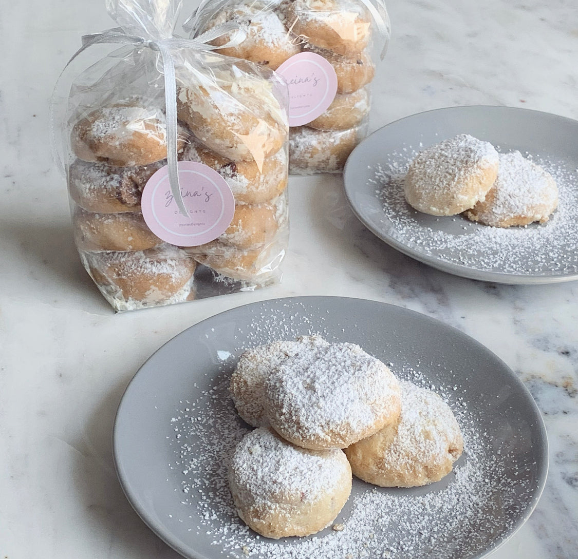 Soft butter biscuits with almonds