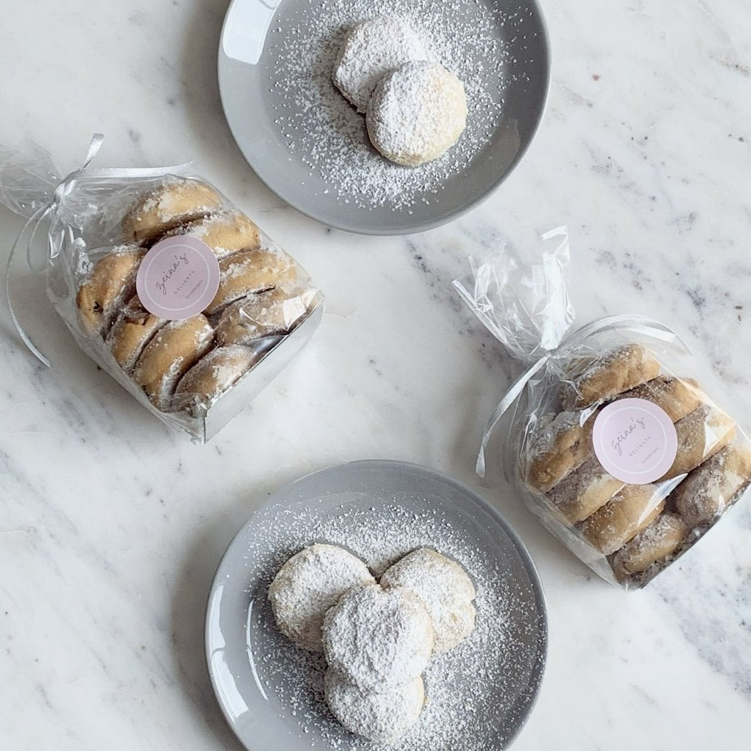 Soft butter biscuits with almonds